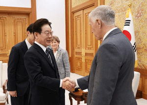 李대통령 "전작권 환수해 美부담 줄여야겠다는 생각…한반도 방위 우리 힘으로"