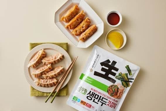 풀무원, 여수 돌산갓김치 담은 '생만두 갓김치' 출시로 라인업 확대