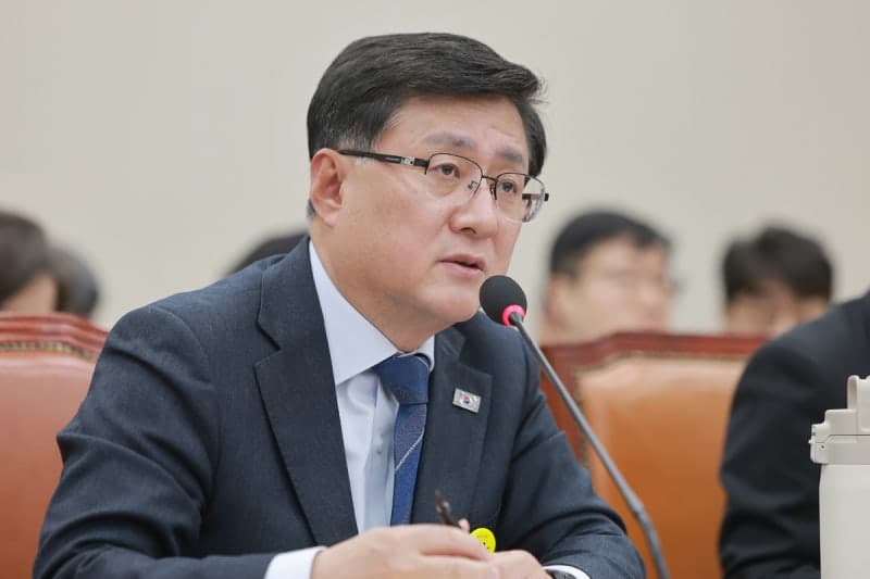 기후장관 "쓰레기 종량제 봉투 구매 제한 않기로 결정"