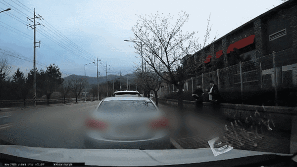 불법 유턴 아반떼에 '쾅'…통근버스 10m 아래 논으로 추락, 25명 중경상