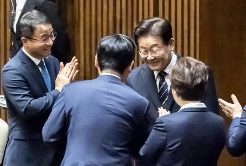李대통령, 국회 시정연설서 여야 '악수 릴레이'…국힘 의원과도 웃으며 악수
