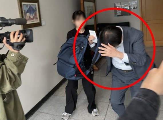 '화장실 몰카' 장학관, 취재진 나타나자 얼굴 감싸며 허둥지둥…결국 구속