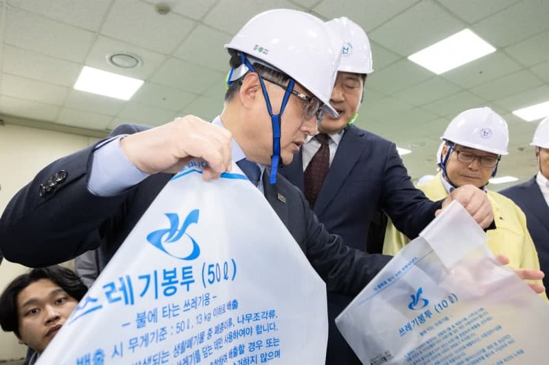 김성환 기후장관, 종량제봉투 생산현장 점검 "물량 조정으로 안정화 총력"