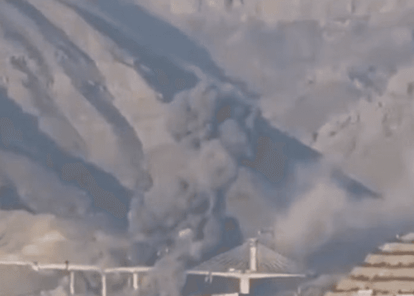 트럼프, 이란 최대 교량 파괴 영상 공개…"늦기 전에 협상하라" 위협