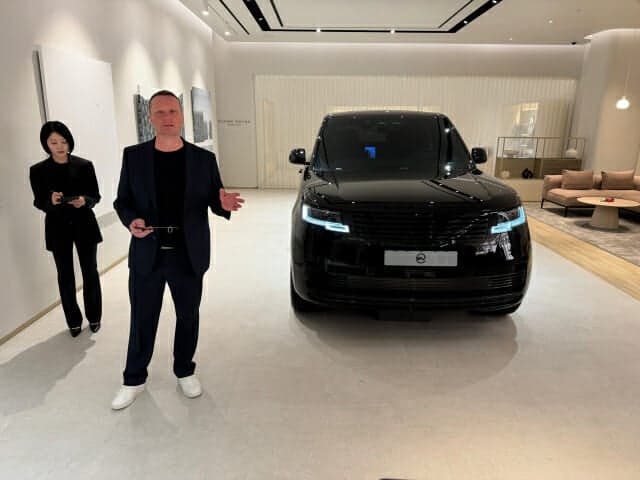 "궁극의 올 블랙 럭셔리"…'레인지로버 SV 블랙' 국내 첫 공개, 비스포크 스튜디오 오픈