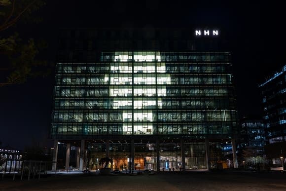 NHN, '세계 자폐인의 날' 맞아 판교 사옥에 초대형 전구 불빛 밝혔다