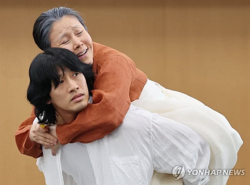 국립무용단 '귀향' 연습 공개, 모자 연기 장현수-이석준 열연