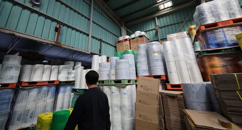 원료값 급등에 종량제 봉투 사재기·품절 사태…정부, 조달단가 인상 추진