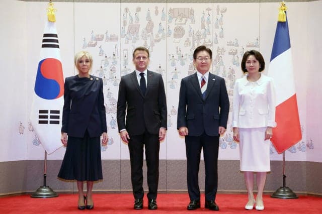 李 대통령, 프랑스 국기 상징 '삼색 넥타이' 매고 마크롱과 포옹하며 환영