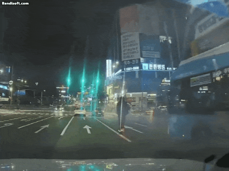 주행 중 '풀썩' 넘어진 킥보드…뒤따르던 차가 덮칠 뻔한 아찔한 순간