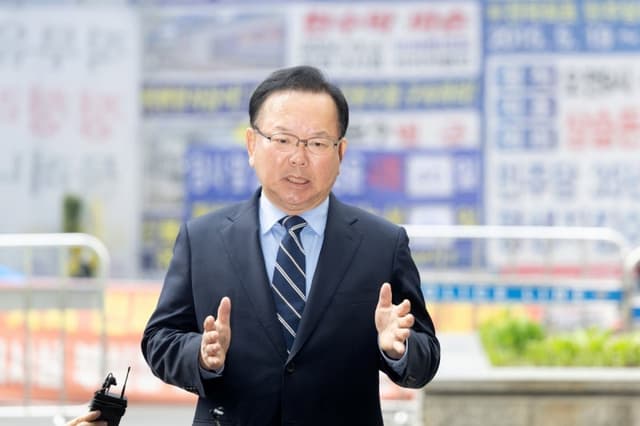 민주당, 김부겸 대구시장 후보 단수 공천 "박근혜 예방은 도리"