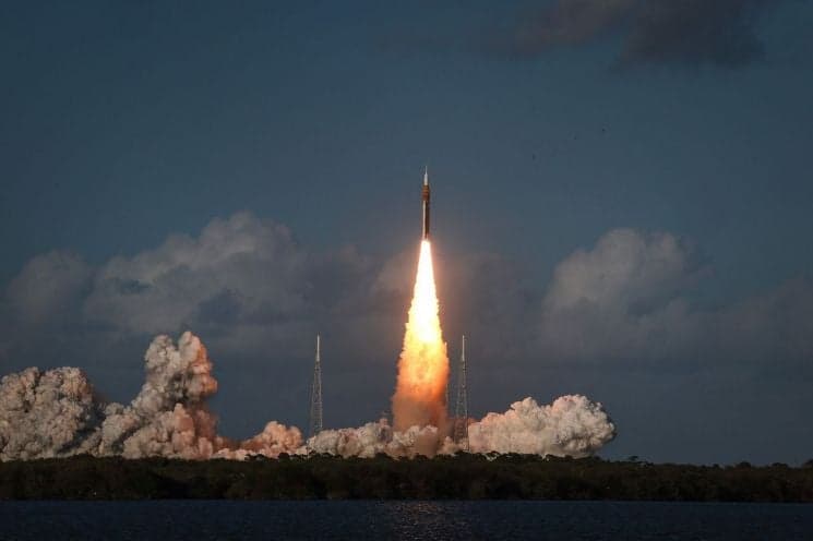 미국, '달 남극'에 깃발 꽂아라… 미중 '달 골드러시' 패권 전쟁 심화