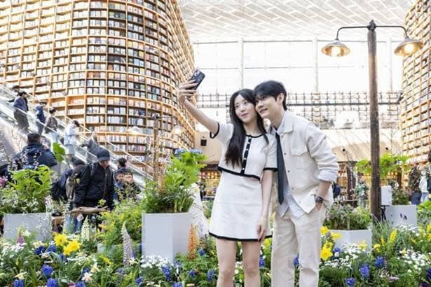 스타필드 별마당 도서관, "초대형 서가 사이 봄 꽃"…봄꽃·시 특별전 개최