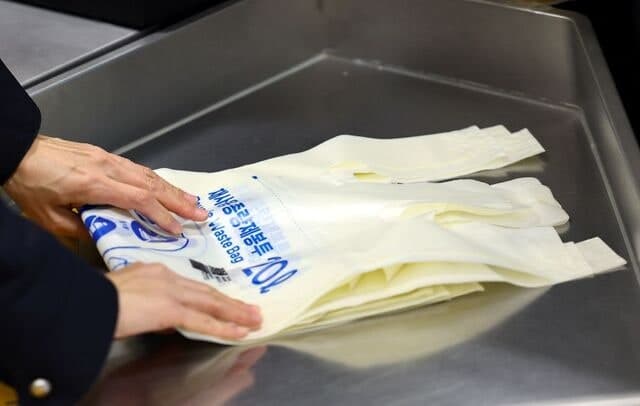 기후부 장관, 종량제봉투 생산현장 점검…“지방정부와 업계 연계 등 공급 안정화에 총력”