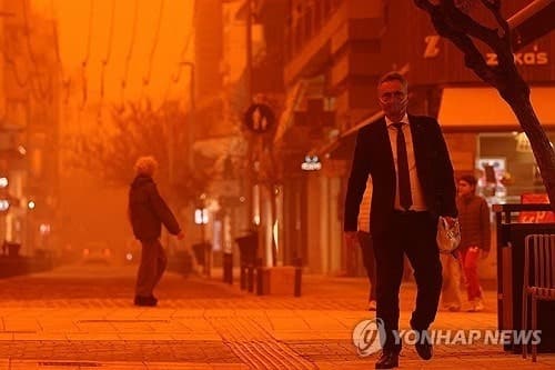 사하라 모래먼지에 그리스 핏빛 하늘…폭풍 강타로 1명 사망