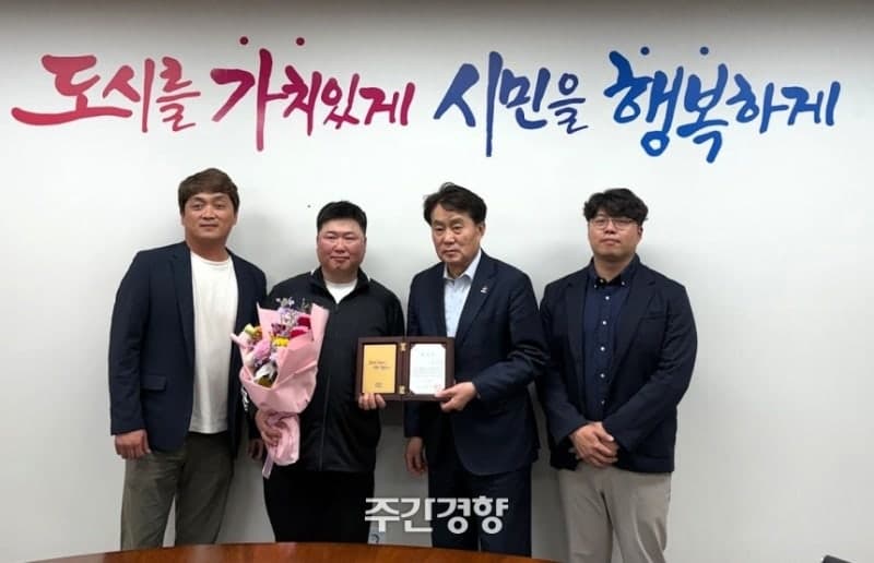 군포 환경미화원, 쓰레기 속 '1300만원' 상당 금품 주인 찾아줘…시장 표창