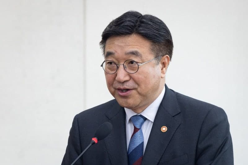 윤호중 행안장관 "쓰레기봉투 가격 갑자기 인상 없어…지방정부와 협력"