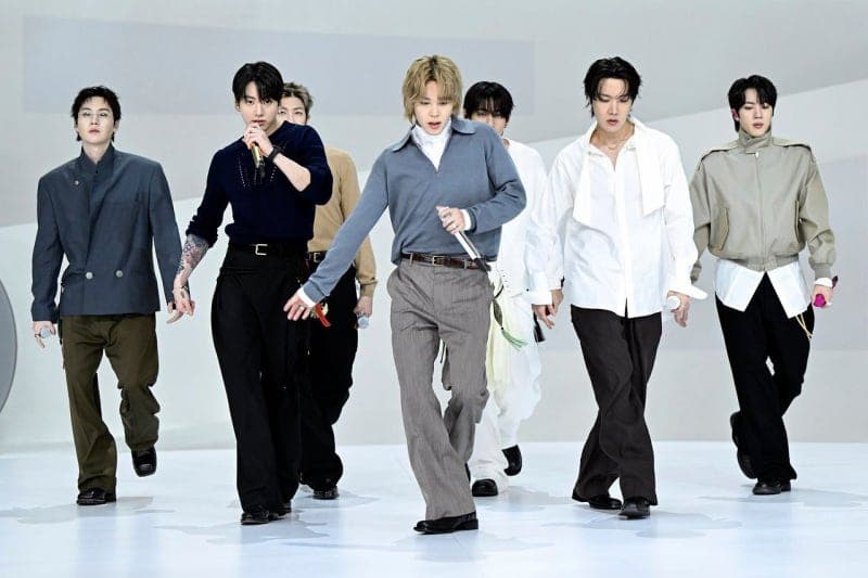 BTS, 정규 5집 '아리랑' 디럭스 LP 발매…슈가 프로듀싱 신곡 '컴 오버' 공개 "아미 향한 고백 담아"