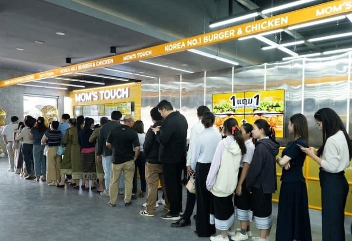 맘스터치, 라오스 1호점 오픈런 성황…연내 6호점 확대 목표