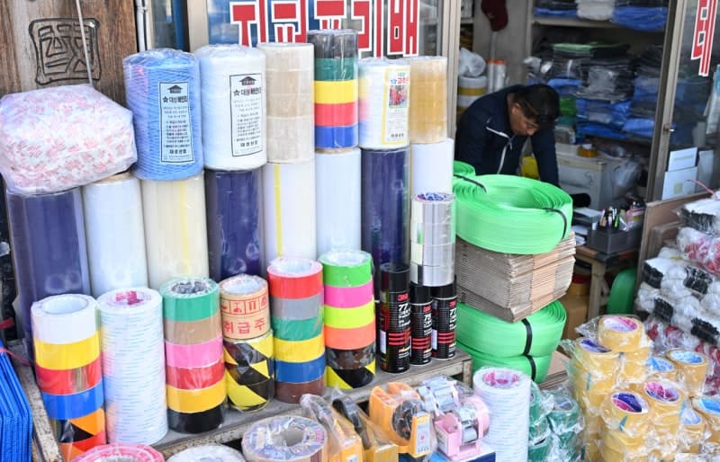 "배달도 못해요" 나프타 쇼크에 소상공인 '한계' 아우성…편의점 숟가락·빨대 사라진다