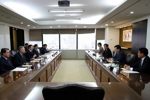 노인회 "출퇴근시간 무임승차 제한 우려"…靑 "계획 없다"