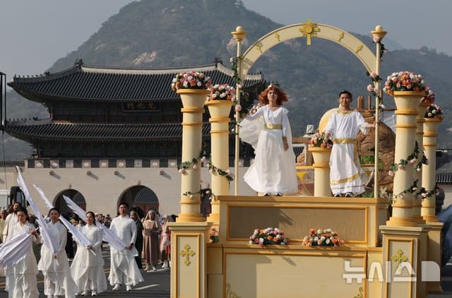 “예수님 부활하셨다” 광화문 광장, 부활∙평화∙사랑으로 하나 된 8000여명 부활절 퍼레이드
