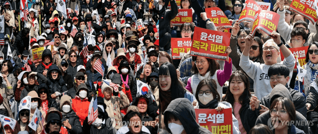 "대중교통 타세요"…윤석열 탄핵 1년, 서울 도심 곳곳 대규모 집회