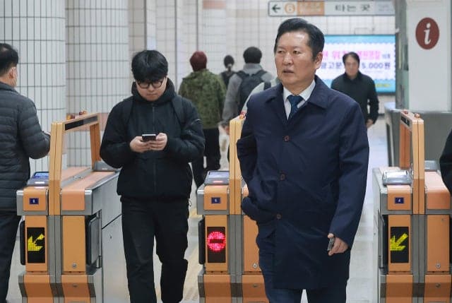 노인 무임승차 제한 논란, 靑 "계획 없어"