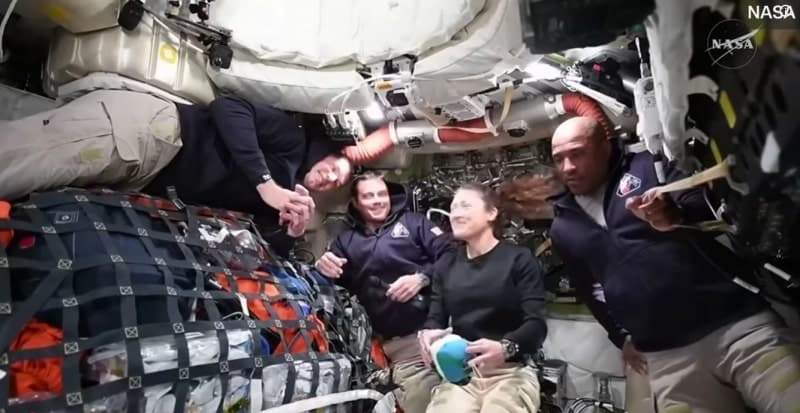 "우주서 내려다보면 모두 하나"…'아르테미스 2호' 비행사, 달 향해 날아가며 전한 메시지