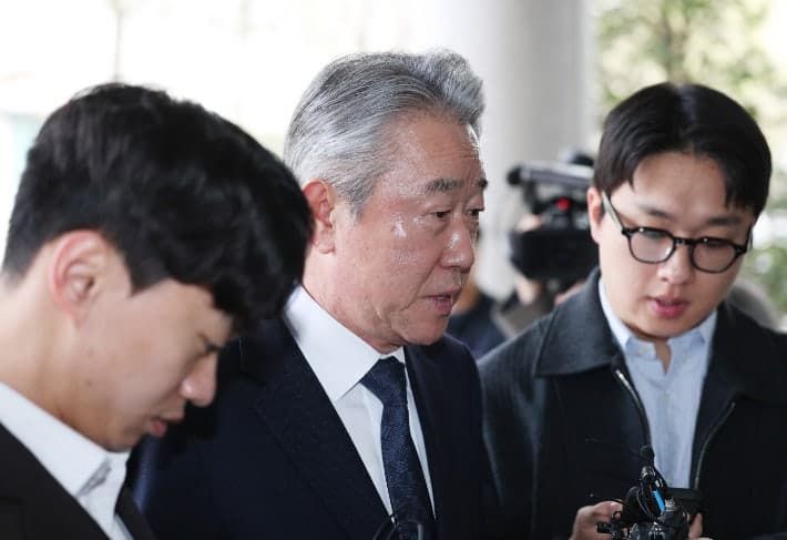 강호동 농협회장, 억대 금품수수 혐의 경찰 출석