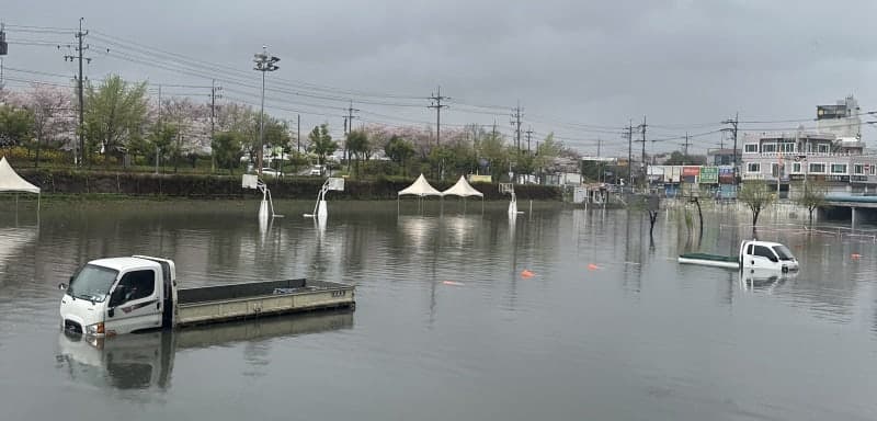 강풍 동반 비 내린 부산, 차량 침수·옹벽 붕괴 등 피해 잇따라
