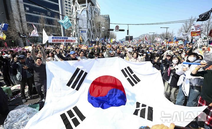 ‘윤 탄핵 1년’ 오늘 서울 도심서 찬반 집회·부활절 행사…교통 혼잡·충돌 우려