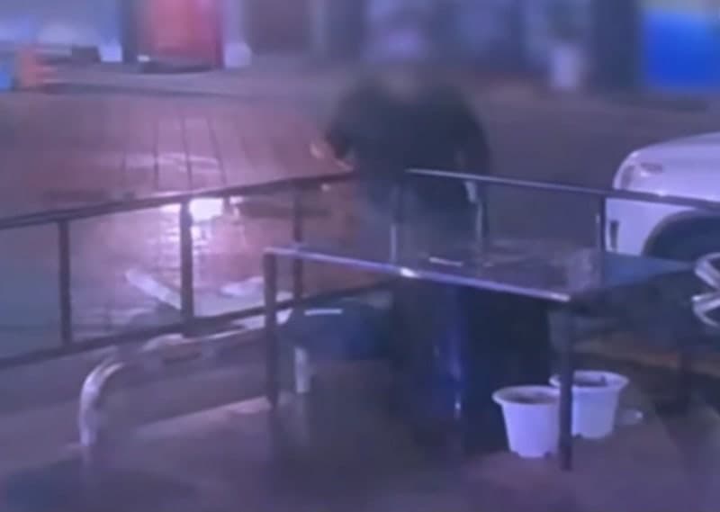 "날 비웃어?" 착각해 젓가락으로 찌른 중국인…피해자 '실명 위기'