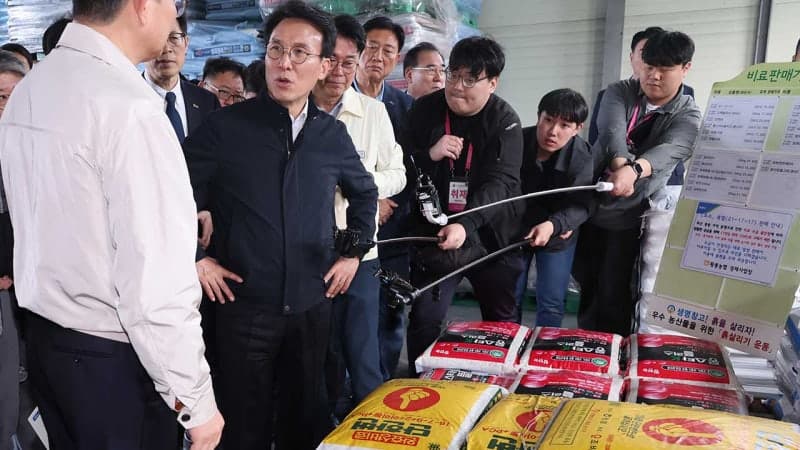 김 총리, 농업용 기자재 수급 점검…"면세유·비닐 등 세심한 관리 필요"