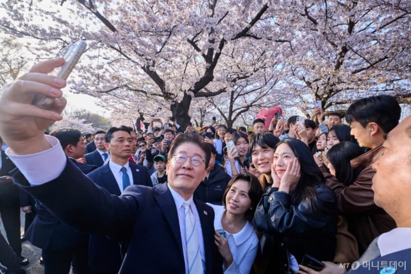 이재명 대통령 부부, 윤중로 벚꽃길서 시민들과 '눈높이 소통'…"신혼부부가 정말 중요"