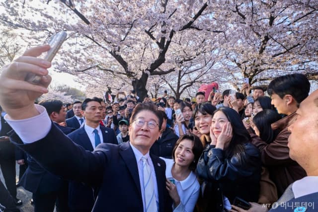 이재명 대통령 부부, 윤중로 벚꽃길서 시민들과 '눈높이 소통'…"신혼부부가 정말 중요"