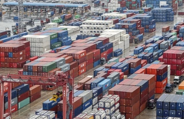 '반도체 초호황' 한국 수출, 올해 첫 일본 추월 가시권…역전 가능성