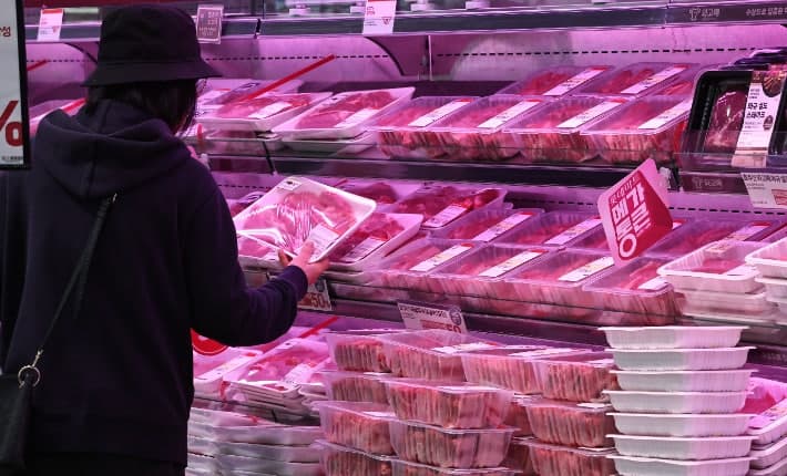 중동전쟁 여파 '삼중고' 덮쳤다…사룟값 오르면 축산물값도 '줄인상' 우려