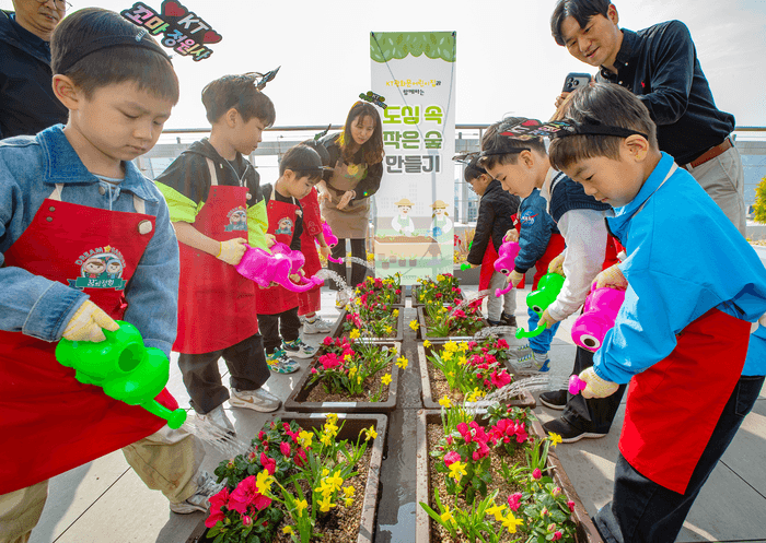 KT, "빌딩 위에 숲이 자랐다" 아이들과 도심 옥상 숲 만들기 체험 교육 진행