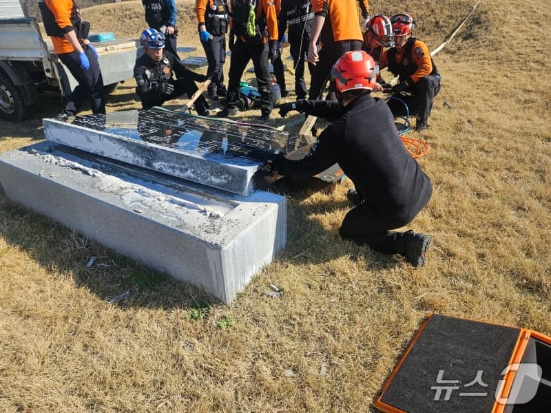 청주 묘지서 기울어진 대형 비석 세우던 60대 직원 깔려 숨져