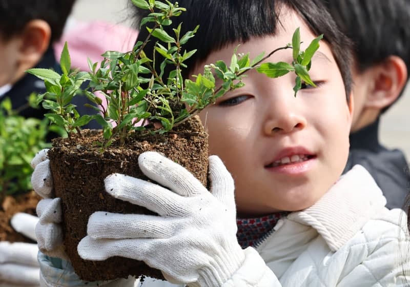 여야, 식목일 맞아 "탄소중립 실천 출발점" 한목소리 강조