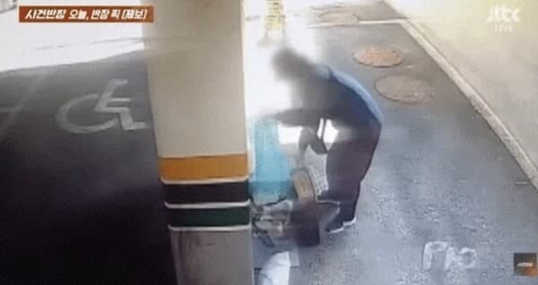쓰레기 바닥에 와르르, 봉투만 가져가…CCTV에 담긴 '종량제 봉투 대란 속 황당 장면'