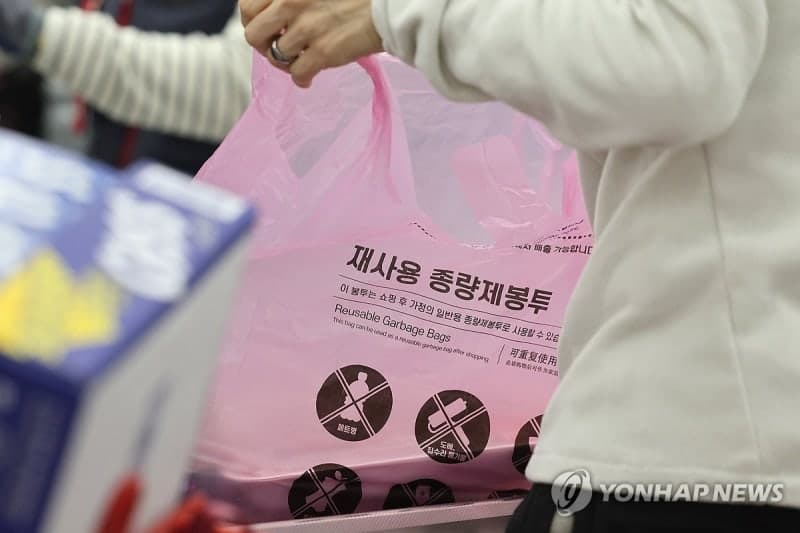 대형마트, 중동발 리스크에 소모품 절약 사활