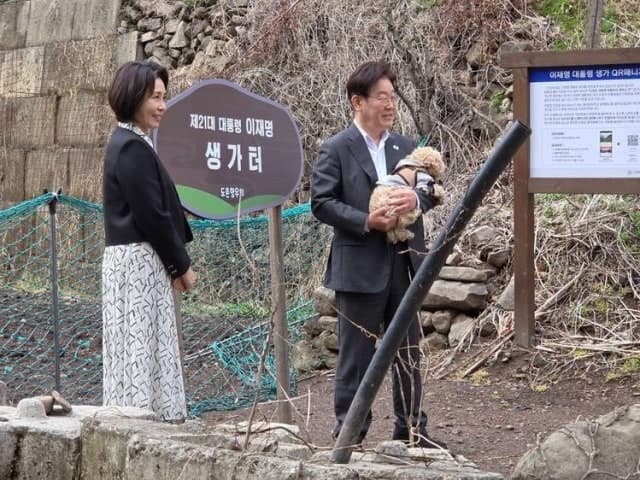 '바비'와 고향 안동 찾은 이 대통령…선영 성묘 후 찜닭골목 방문
