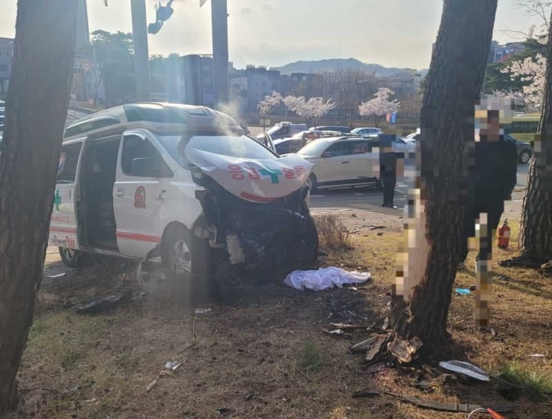 원주서 사설 구급차·승용차 충돌…10대 보행자 숨지고 3명 중경상