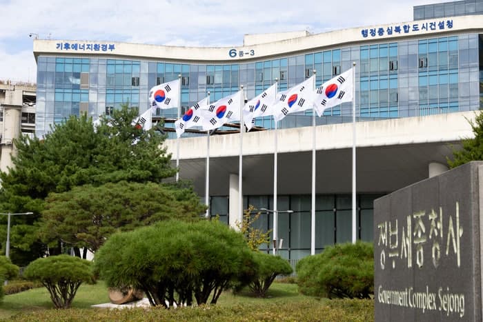 기후부, '재생원료'로 중동發 나프타 쇼크 돌파…종량제봉투 생산현장 점검