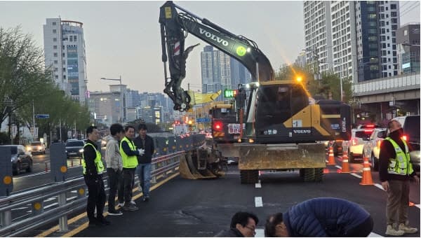 부산 지반침하 여파 도로 통제 14시간 만에 정상화…박형준 "재발 막겠다"