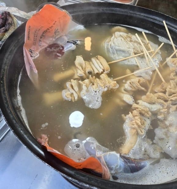 "비닐도 안 뜯은 순대가 어묵탕에?" 부산 연제고분축제, 위생 논란 '심각'