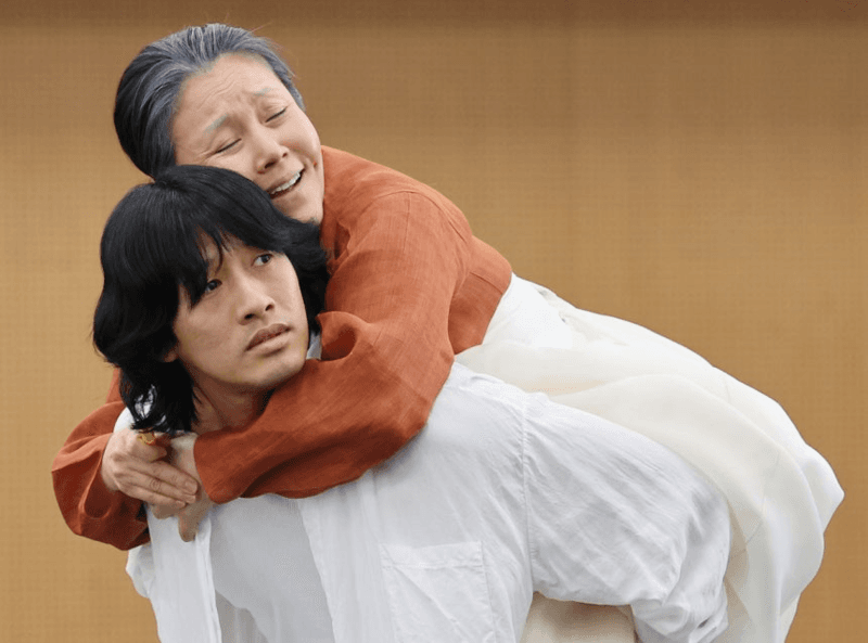 "어머니, 저 돌아왔어요"…국립무용단, 늙은 어머니와 아들의 먹먹한 그리움 그린 무용극 '귀향'