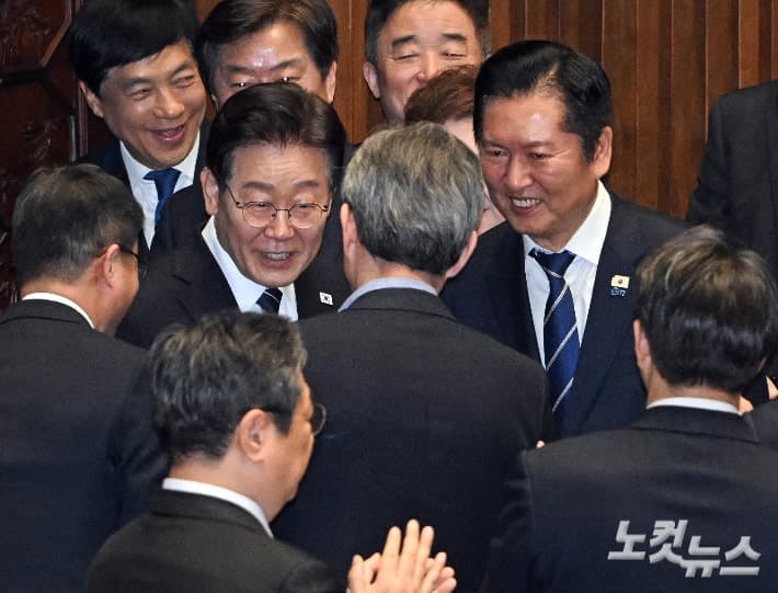 민주당, '李 취임 전 사진 사용 금지' 지침에 친명계 "현장 혼란 자초" 반발